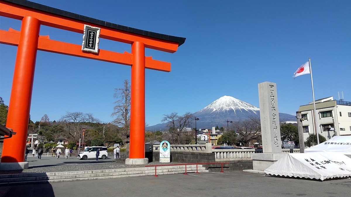 富士山本宮浅間大社 大鳥居と富士山