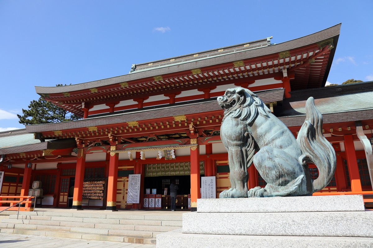 五社神社 拝殿と狛犬