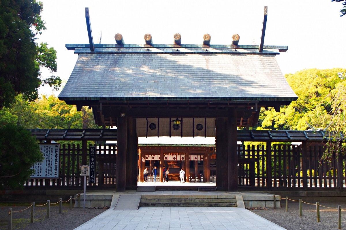 宮崎神宮 神門と拝殿