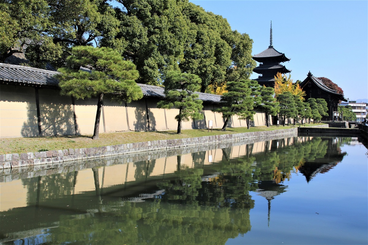 東寺 お濠と五重塔