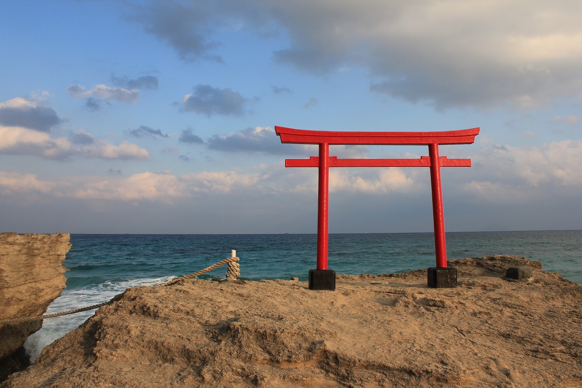 白浜神社 大明神岩の赤鳥居