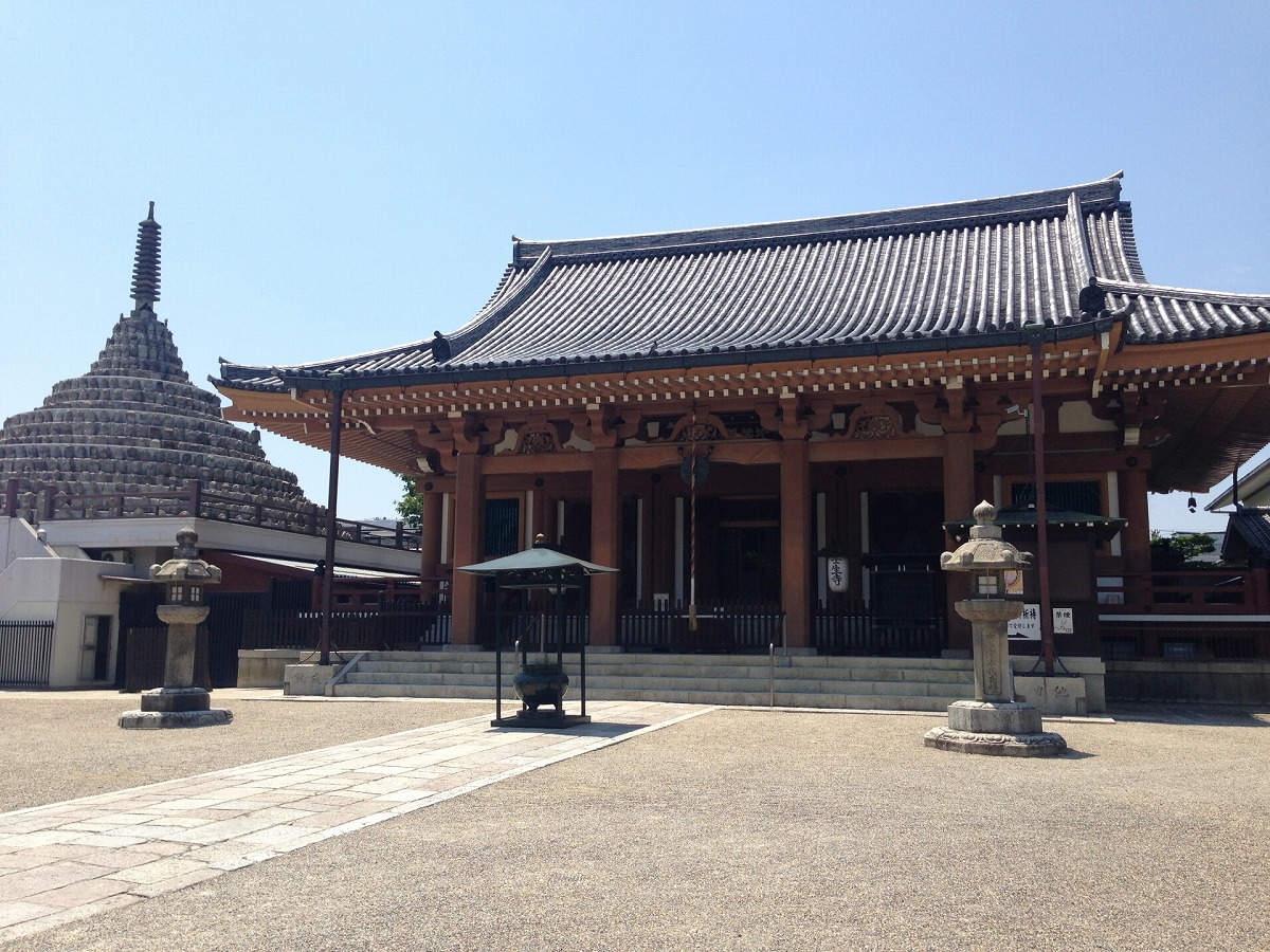 壬生寺 本堂と千体仏塔