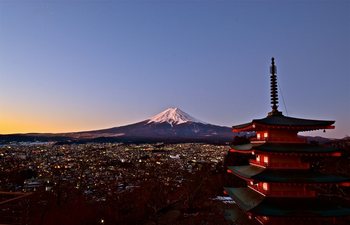 新倉富士浅間神社 忠霊塔と富士山