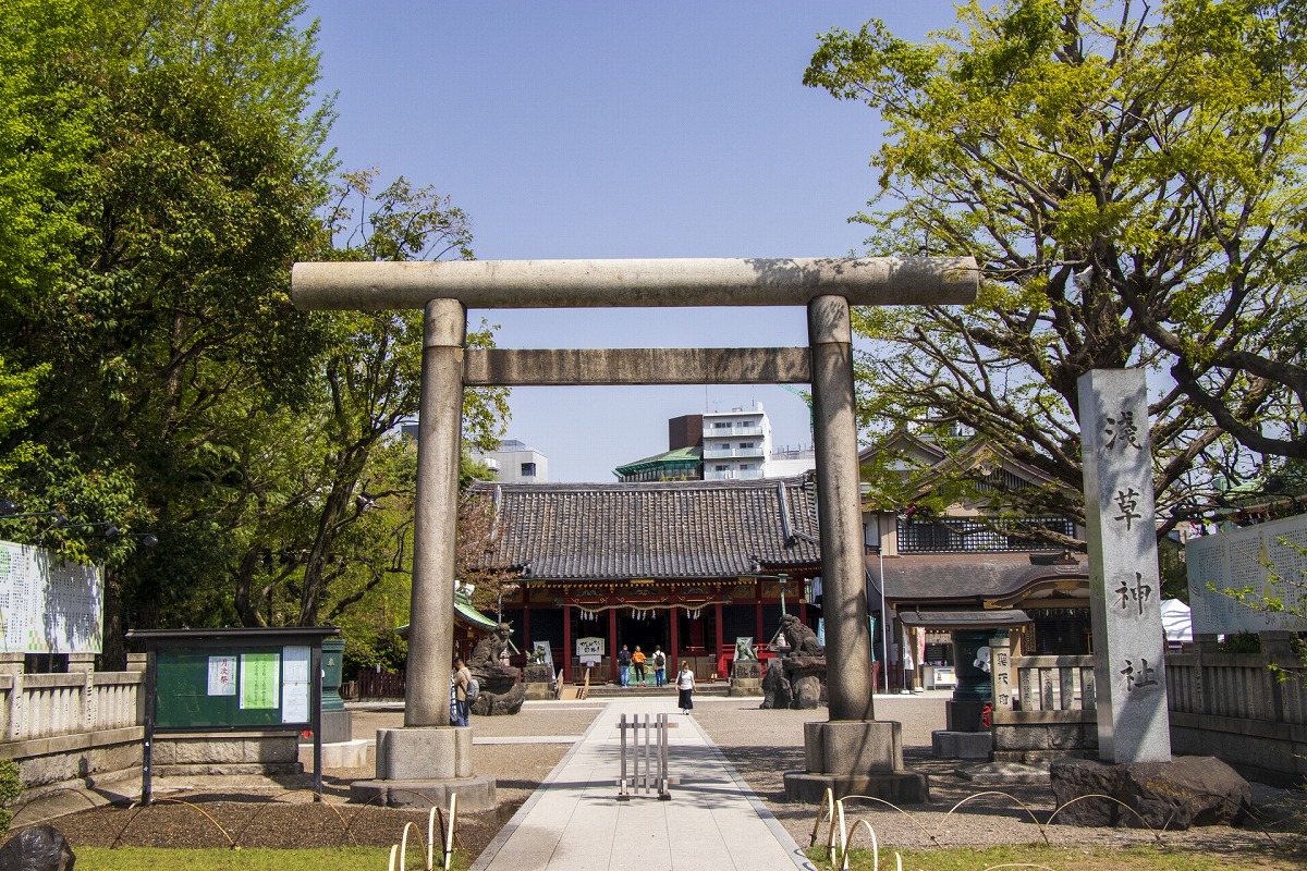 浅草神社 鳥居と拝殿