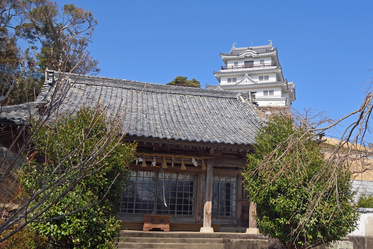 平戸護國神社　社殿と平戸城天守