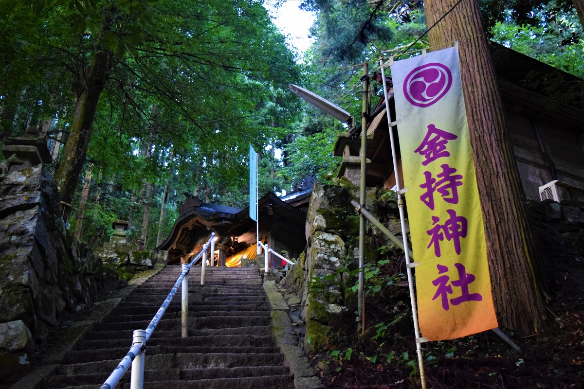 金持神社 参道と拝殿