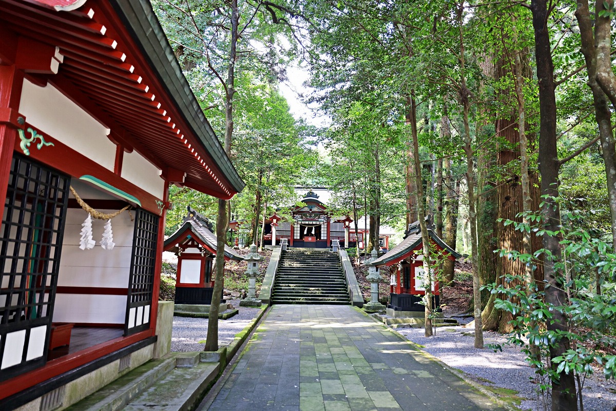 霧島東神社 参道と拝殿