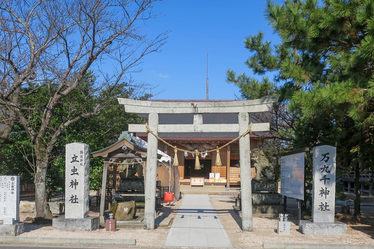 万九千神社 鳥居と拝殿