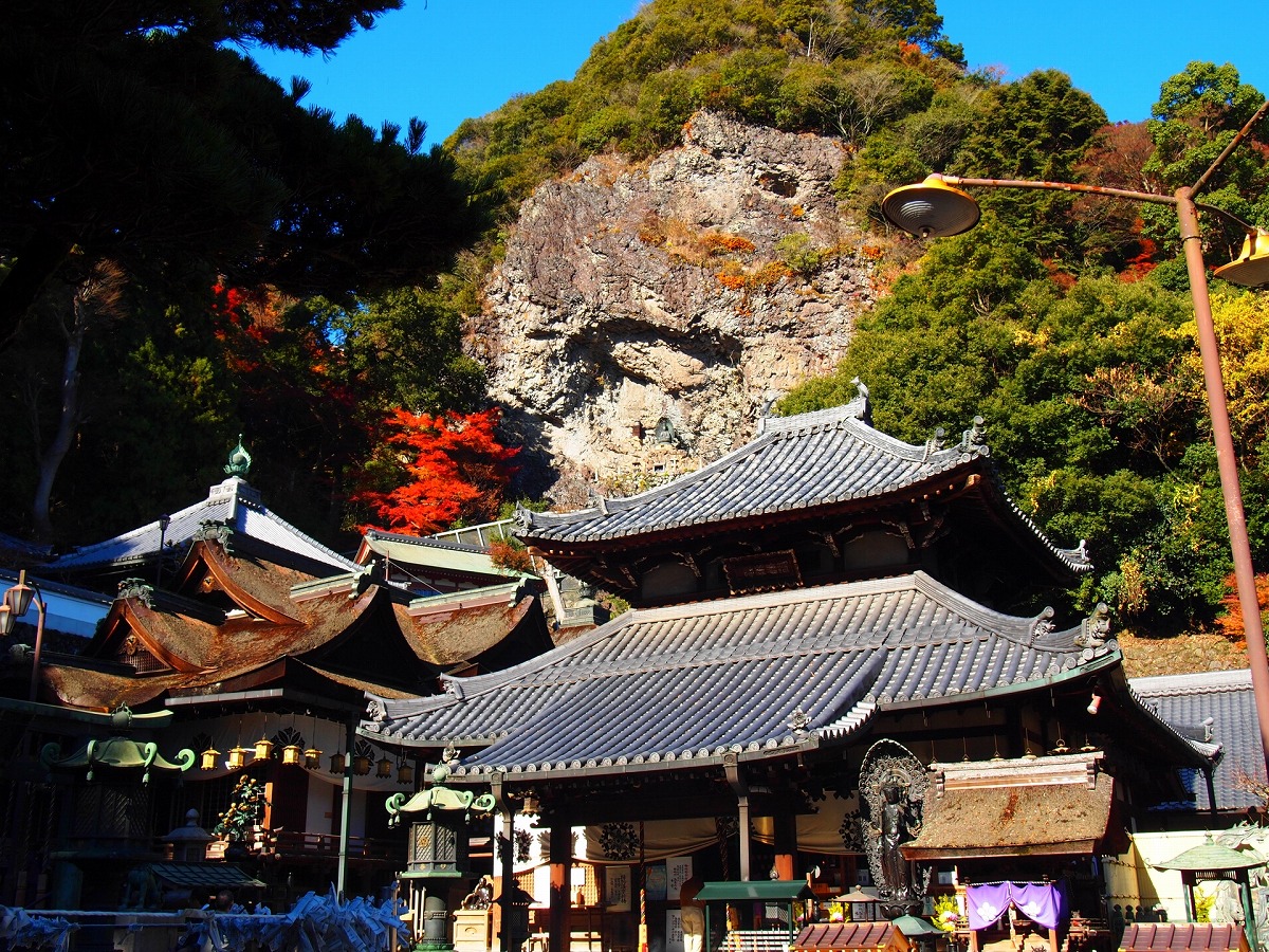 生駒寳山寺 本堂（右）と聖天堂（左）