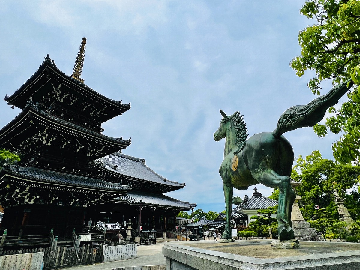 水間寺 三重塔と馬像