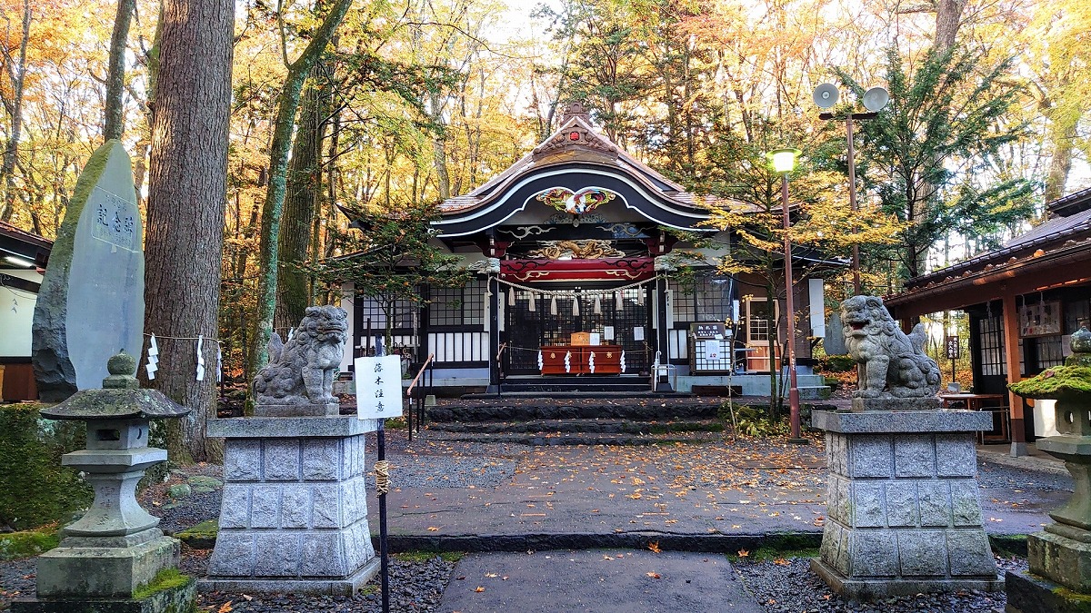 新屋山神社 本宮拝殿