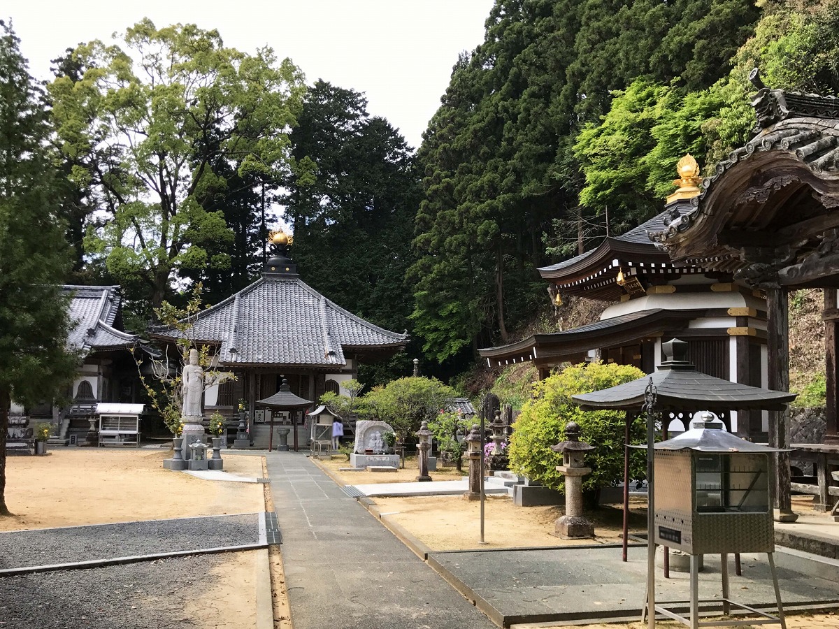 四国八十八箇所霊場 第四十二番札所　一か山佛木寺　大師堂と聖徳太子堂