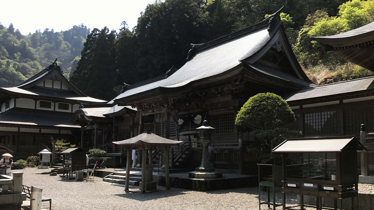 四国八十八箇所霊場 第十二番札所　摩盧山 焼山寺　大黒天堂と本堂