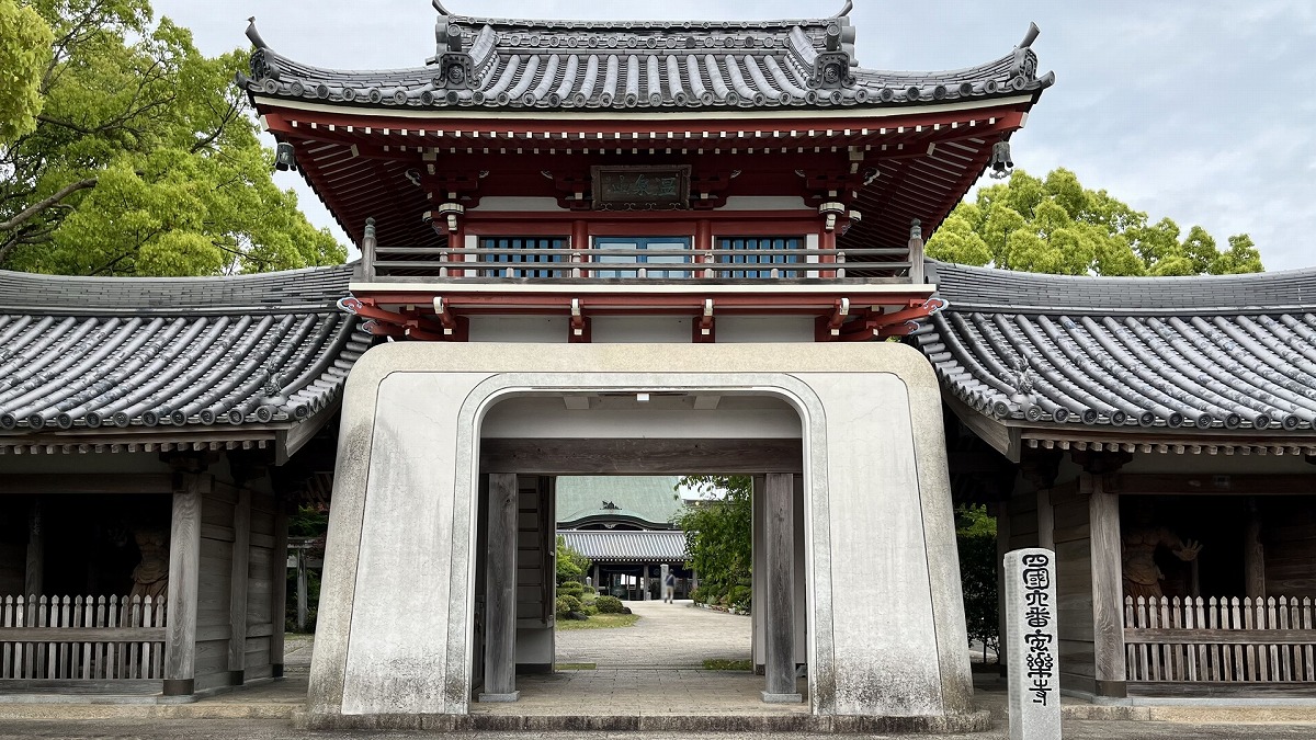 四国八十八箇所霊場 第六番札所　温泉山安楽寺　仁王門