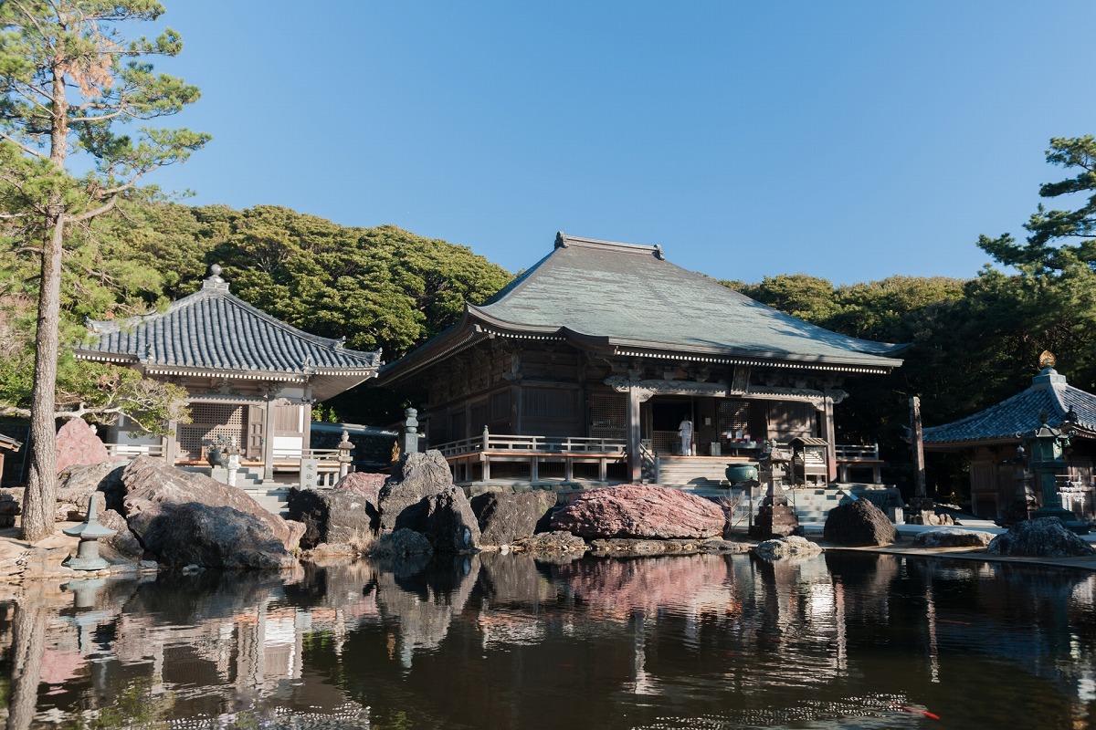 四国八十八箇所霊場 第三十八番札所　蹉跎山金剛福寺 愛染堂と本堂