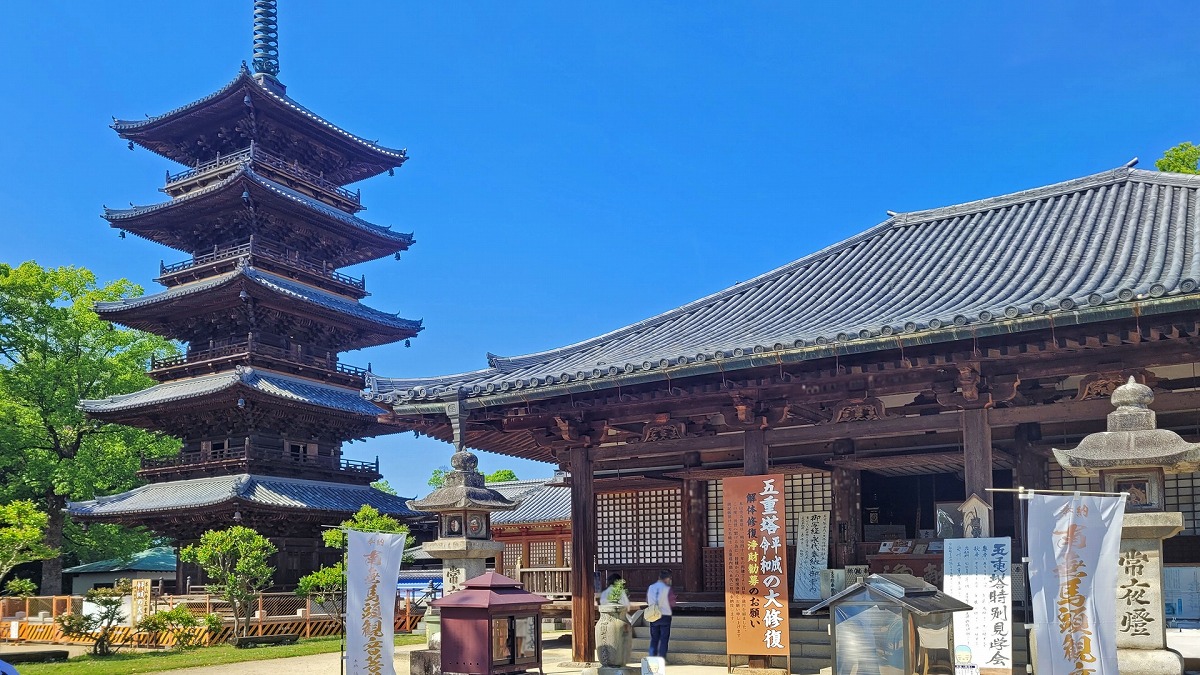 四国八十八箇所霊場 第七十番札所　七宝山 本山寺　五重塔と本堂