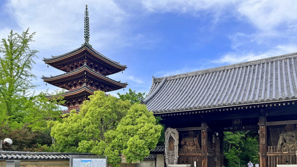 四国八十八箇所霊場 第八十六番札所　補陀洛山志度寺　五重塔と仁王門