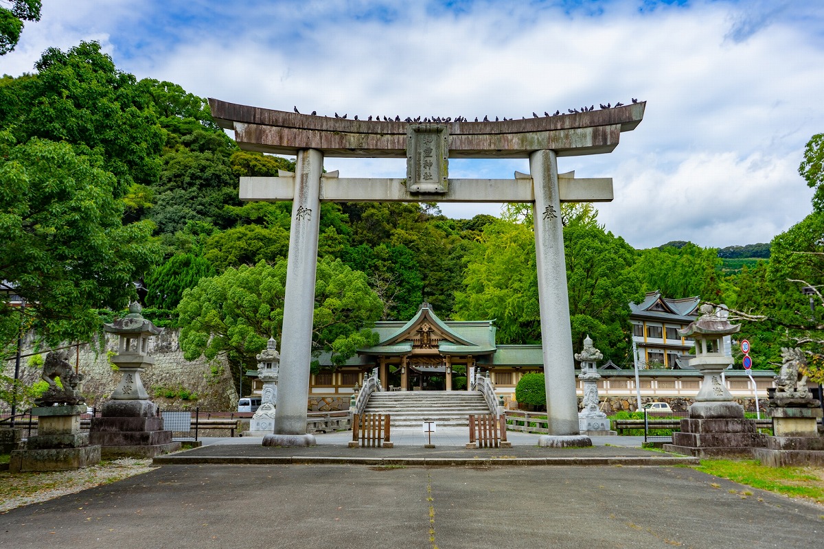 和霊神社 大鳥居と拝殿