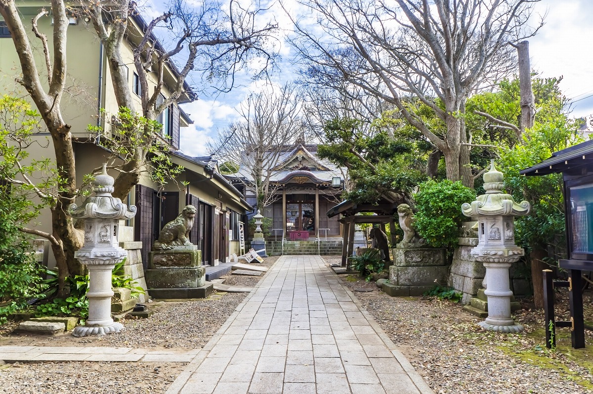 銚港神社 参道と拝殿