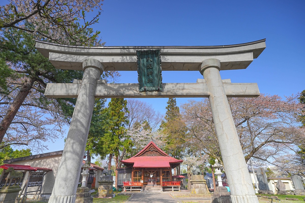 弘前八坂神社 鳥居と拝殿