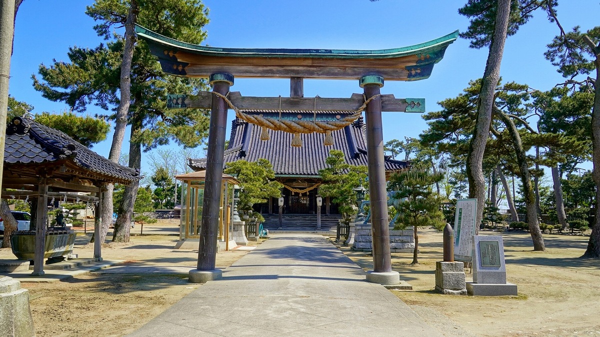 放生津八幡宮 鳥居と拝殿