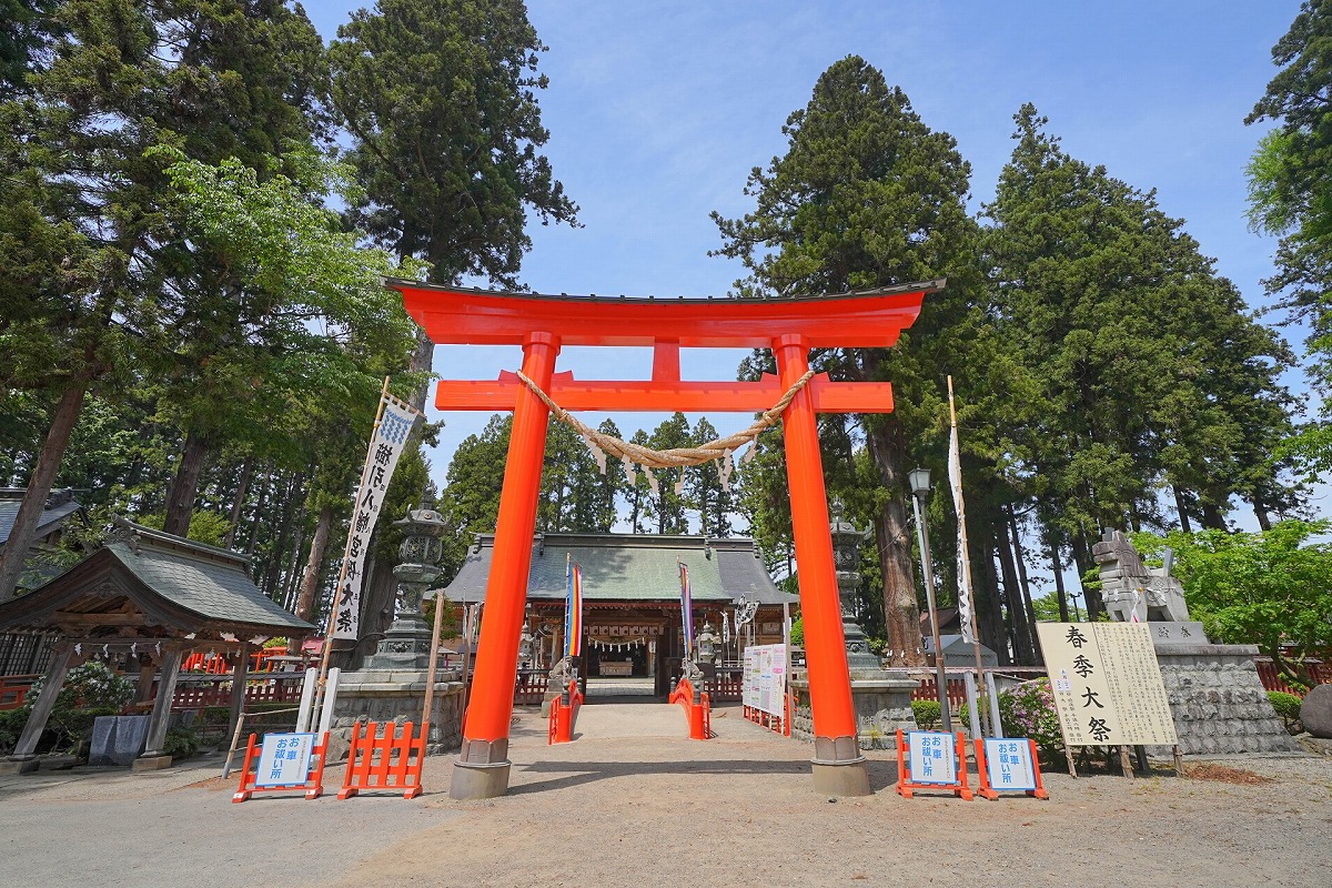 櫛引八幡宮 鳥居と拝殿