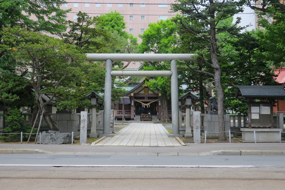 札幌三吉神社 鳥居と拝殿