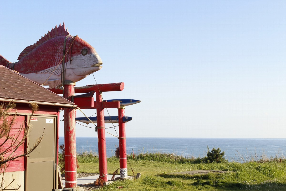 長九郎稲荷神社 鯛の鳥居とサンマの鳥居