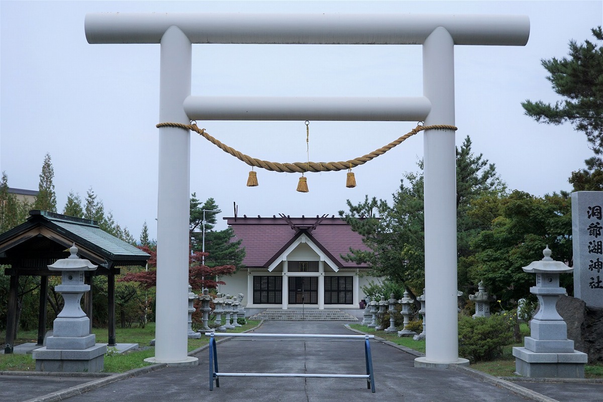 洞爺湖神社 鳥居と拝殿