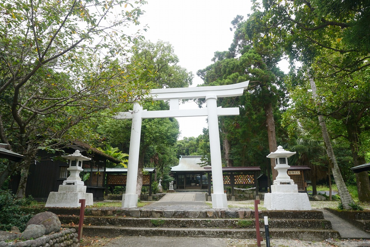 益救神社 鳥居と拝殿