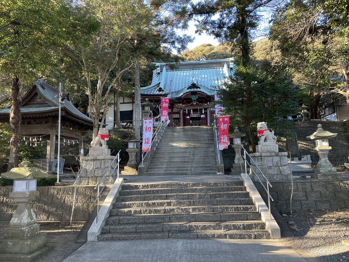 大頭龍神社 石段と拝殿