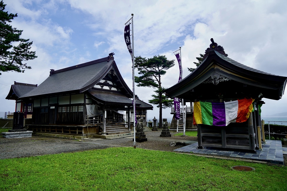 龍馬山義経寺 山門と本堂