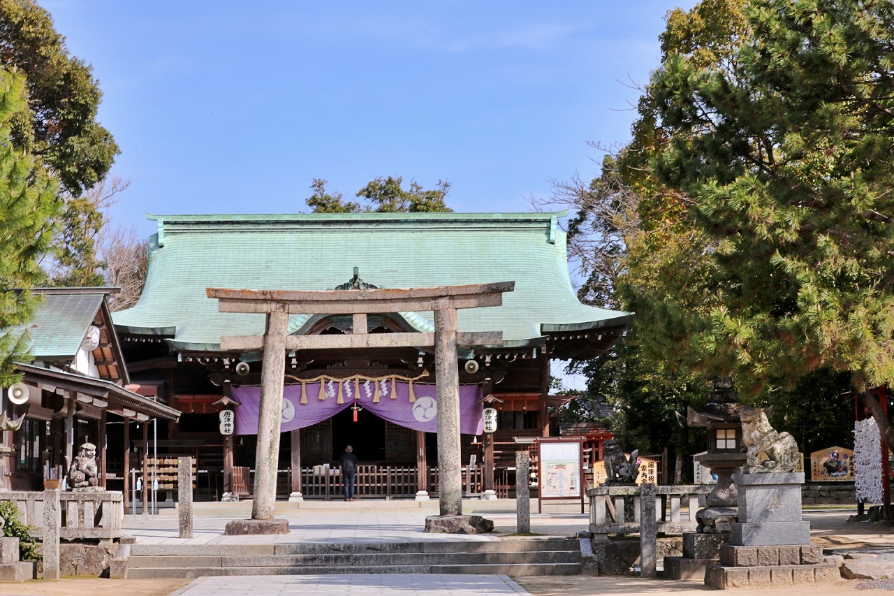唐津神社　鳥居と拝殿