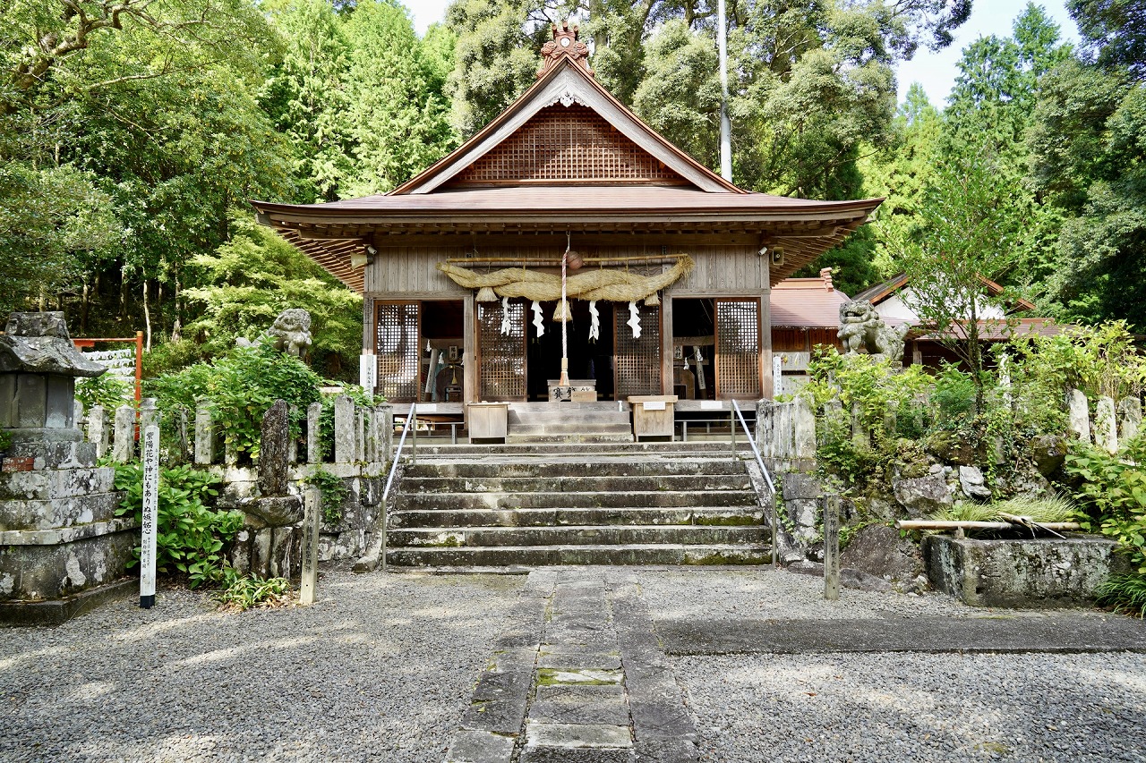 宝八幡宮 拝殿
