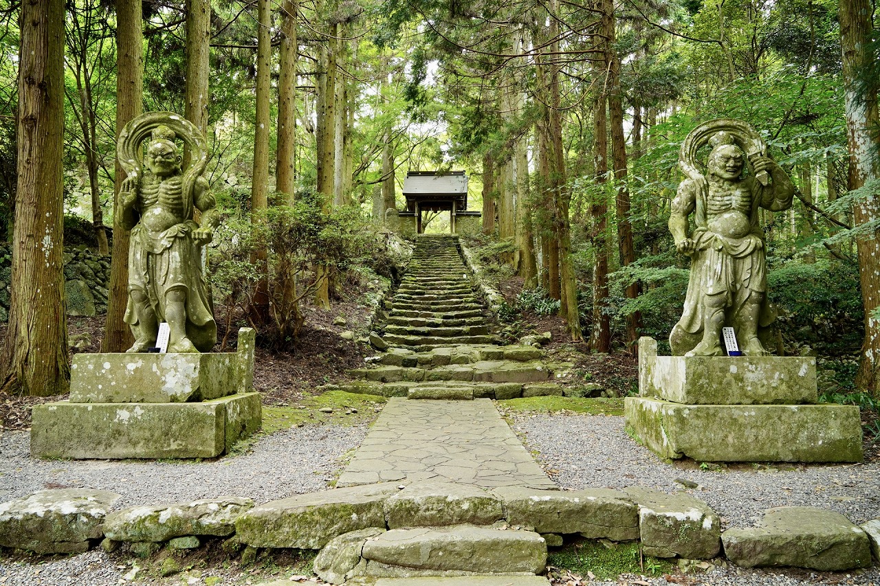 両子寺 仁王像と山門