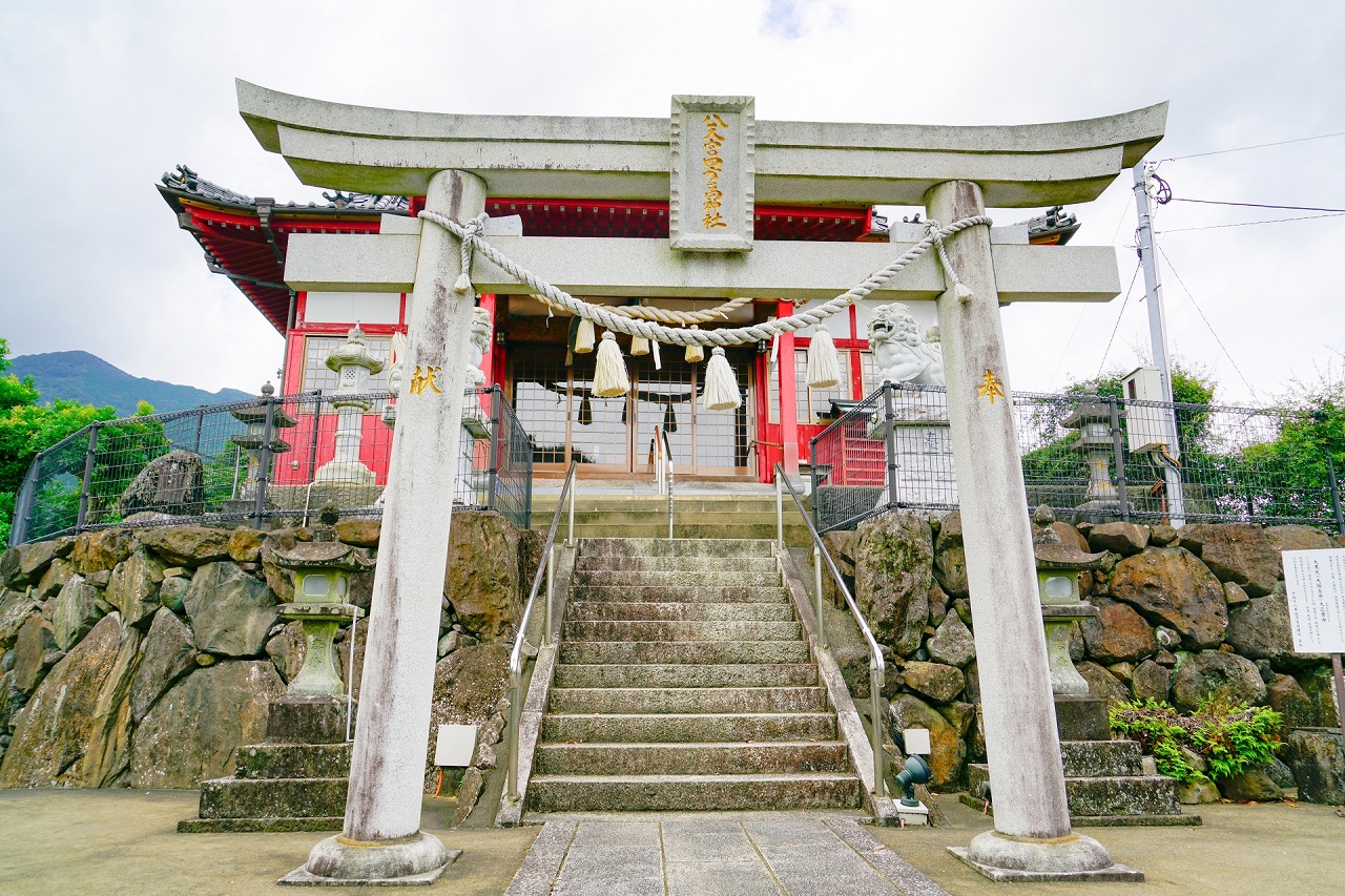 八天宮四方萬神社 鳥居と拝殿
