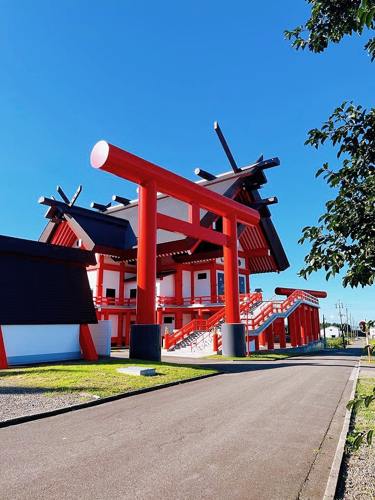 宝徳山稲荷大社 大鳥居と社殿