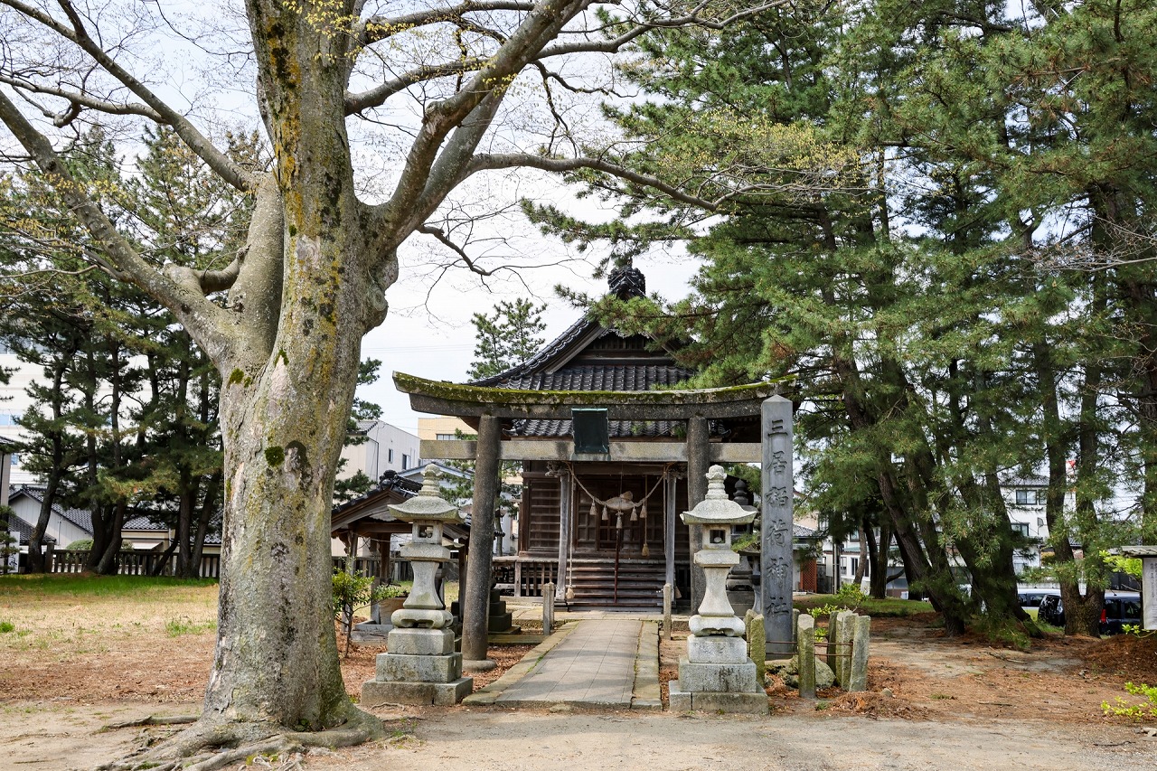 三居稲荷神社 拝殿
