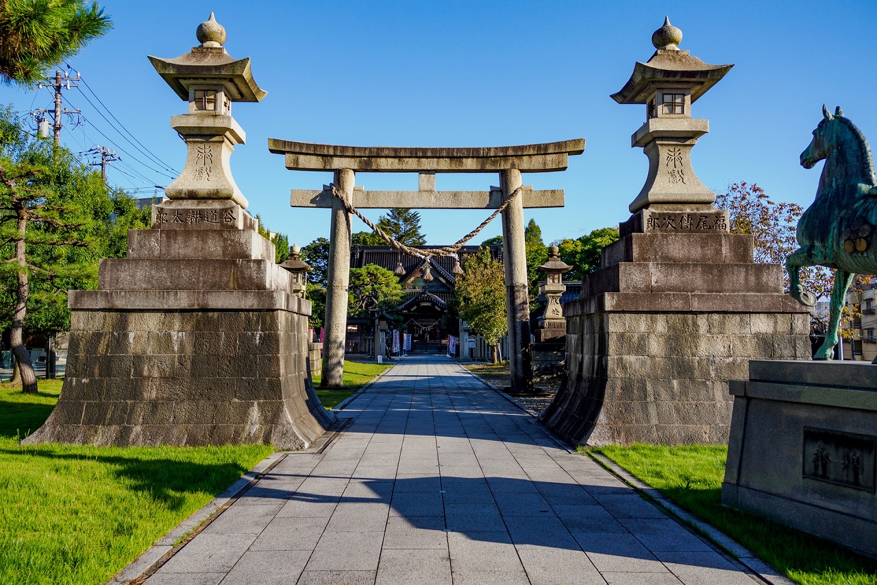 高岡關野神社 鳥居と拝殿