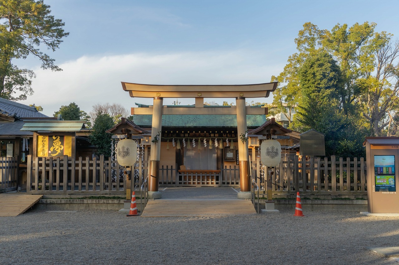 豊国神社 鳥居と拝殿