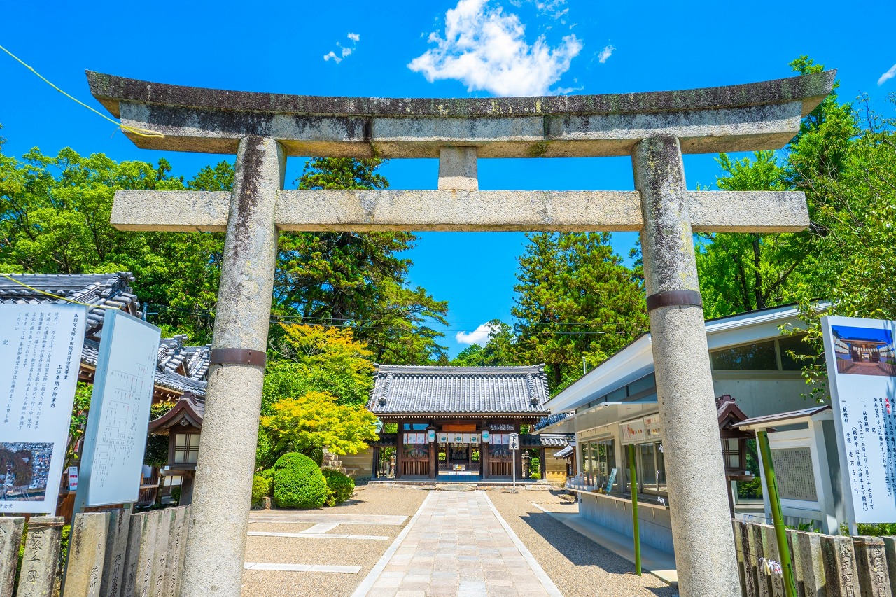 多田神社 鳥居と随神門