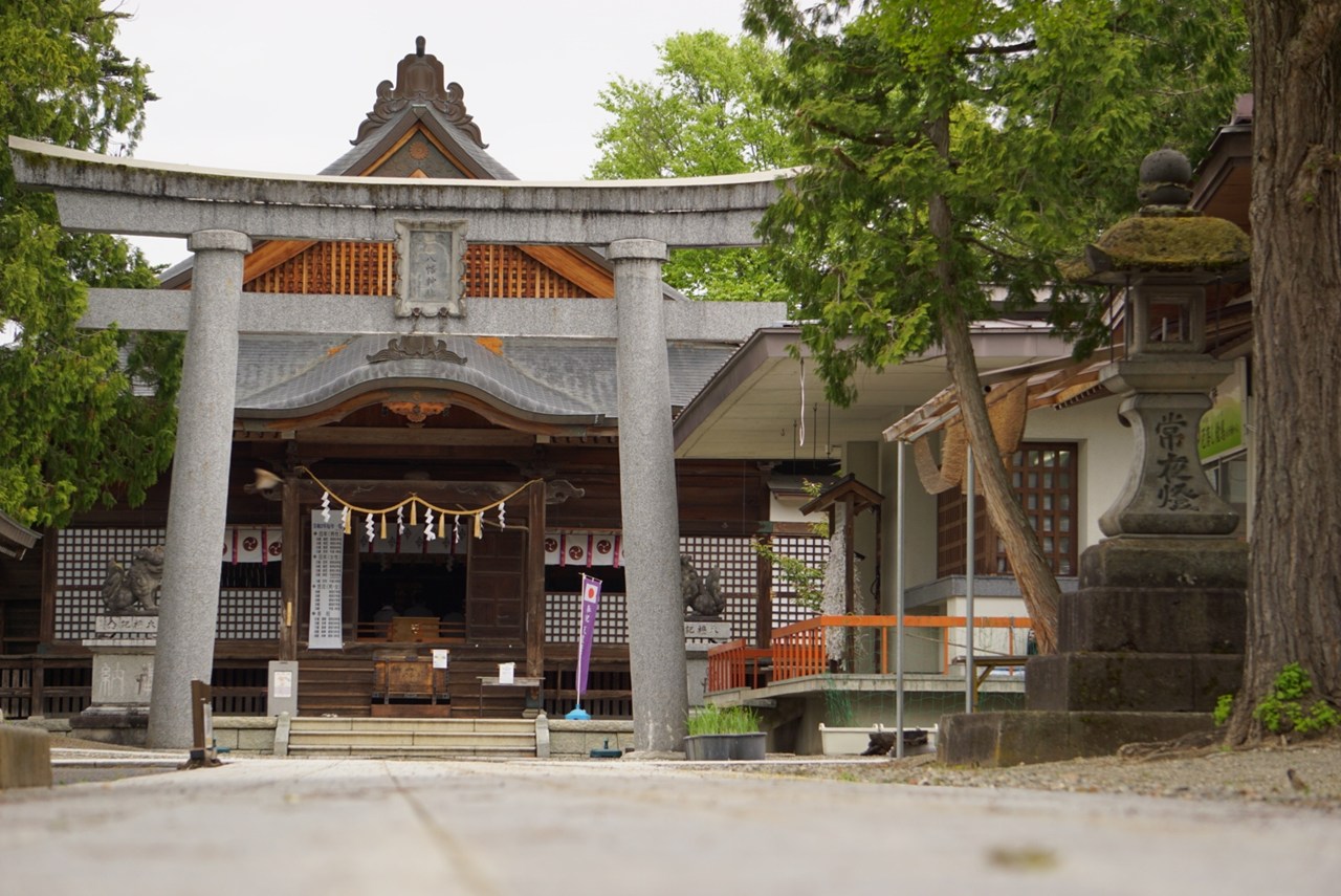 谷地八幡宮 鳥居と拝殿