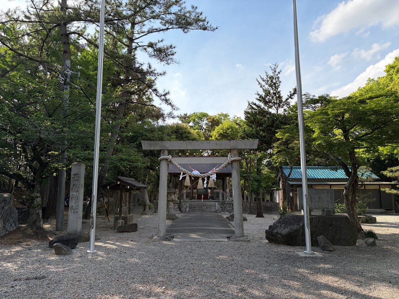 西尾神社 鳥居と拝殿