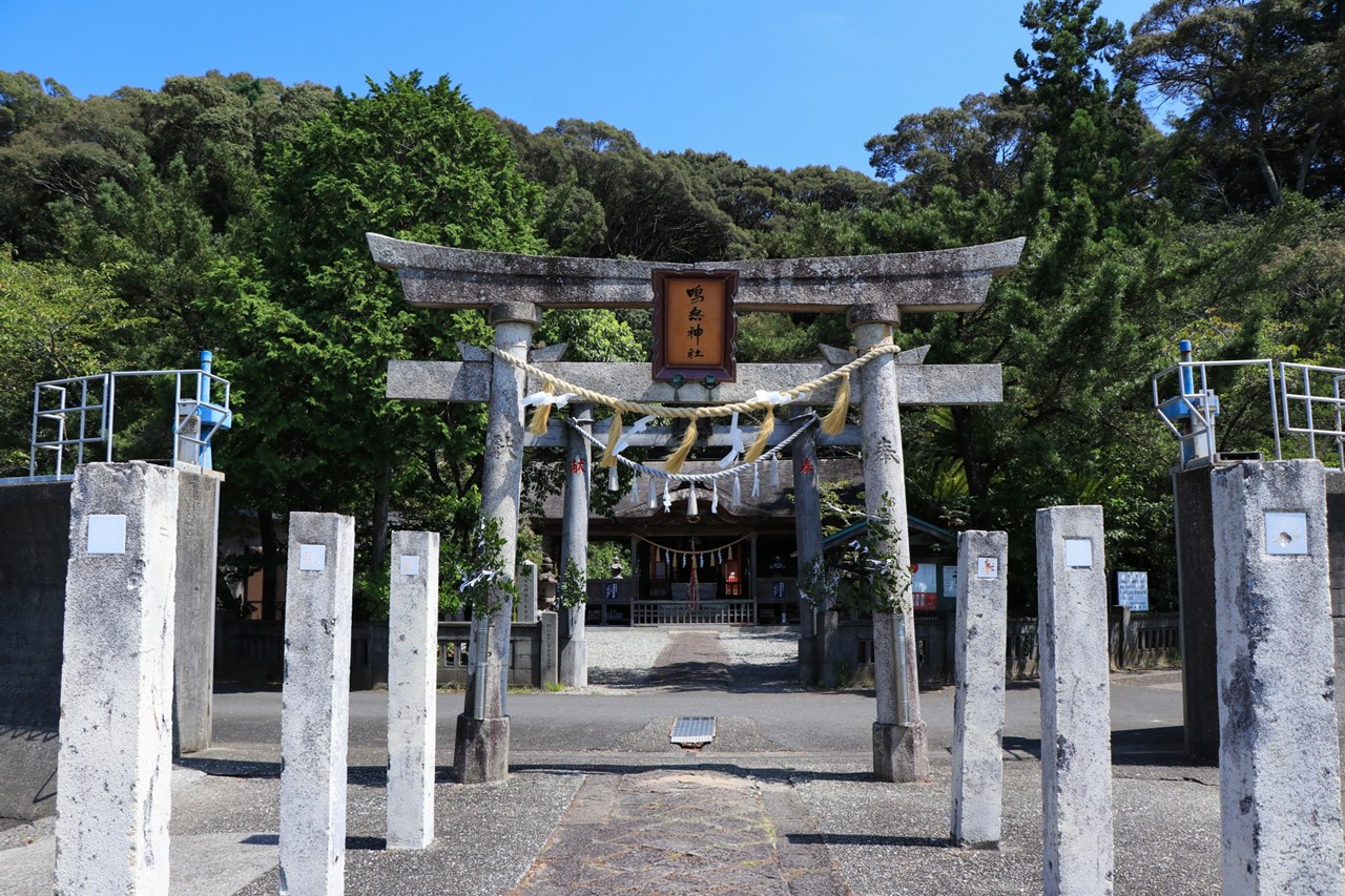 鳴無神社 鳥居と拝殿