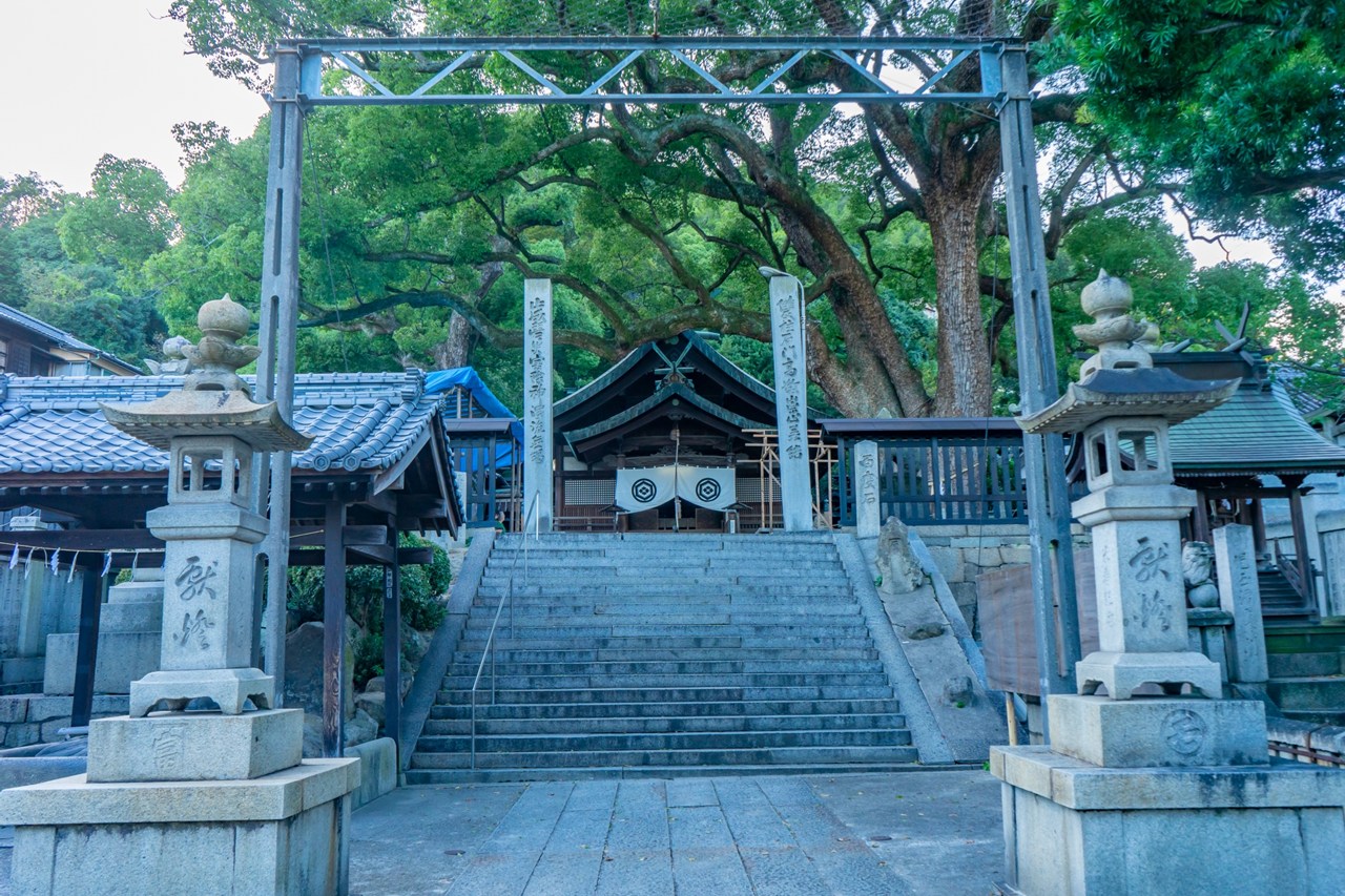 艮神社 石段と拝殿
