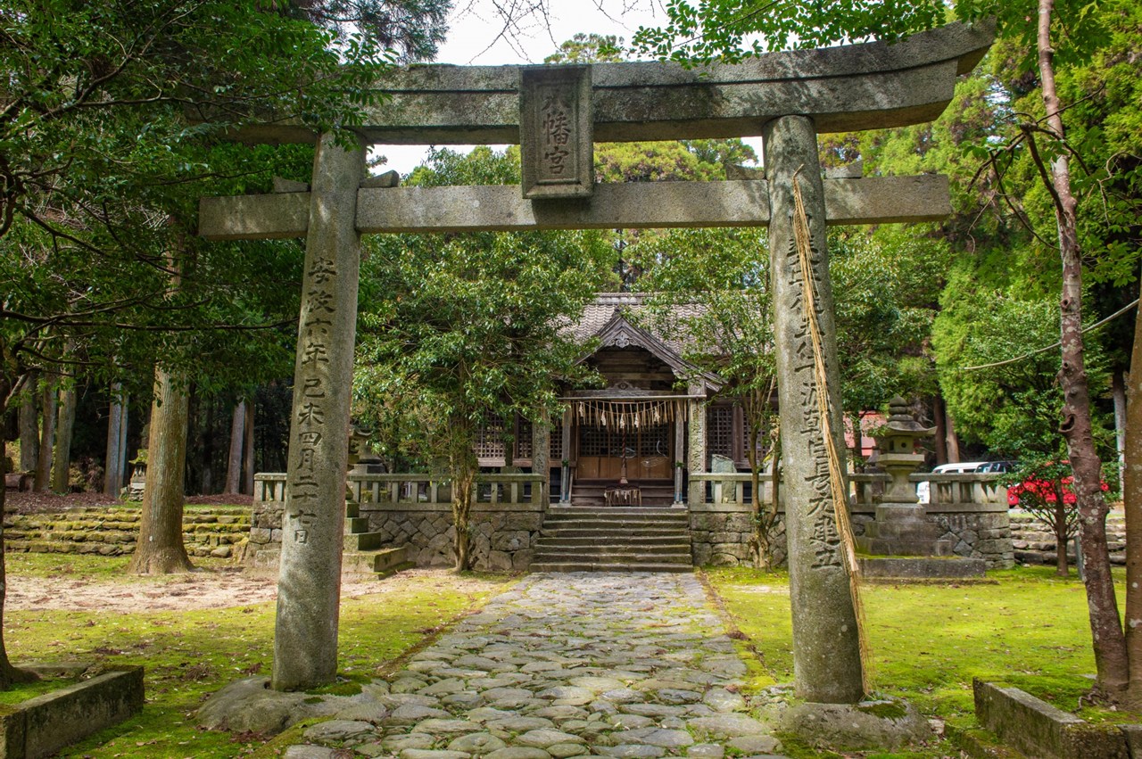 秋月八幡宮 鳥居と拝殿