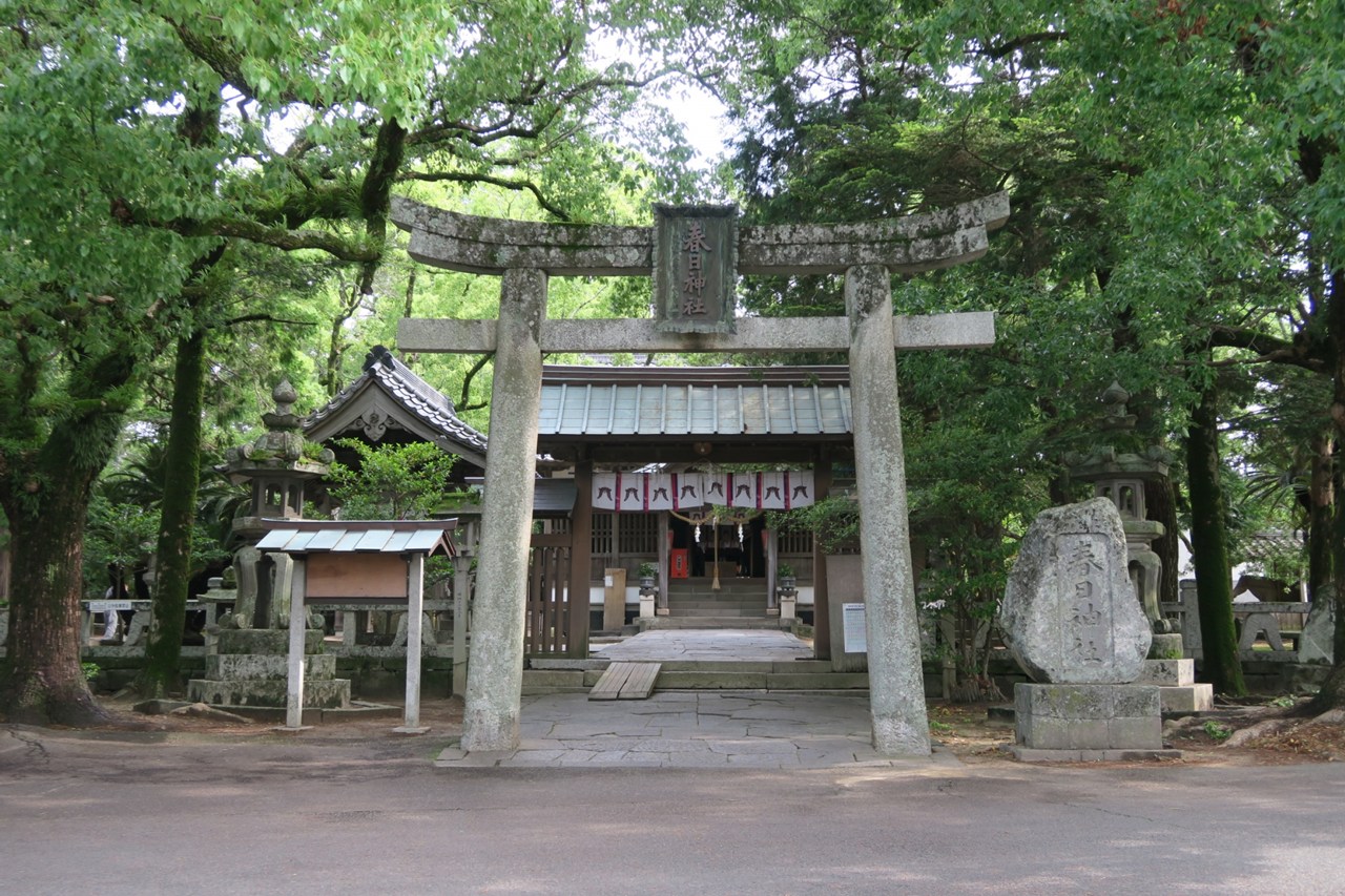 春日神社 鳥居と拝殿