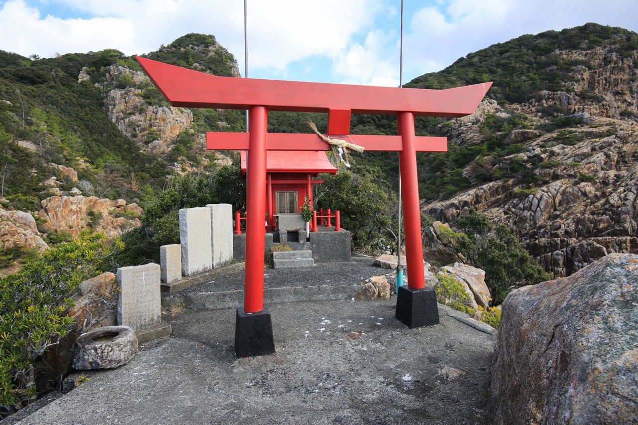 竜宮神社 鳥居と社殿